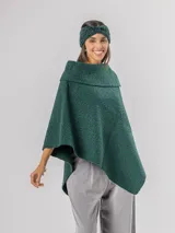 Poncho de tejido texturizado en color marrón chocolate, con cuello amplio y diseño asimétrico.