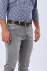 Pantalón de jean corte skinny con spandex, de tiro medio y color gris lavado.