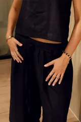 Anillo plateado con forma de esqueleto de costillas.