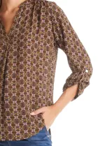 Blusa de gasa con estampado floral geométrico, cuello a la base con escote en V, manga larga con presilla y botón para regular el largo.