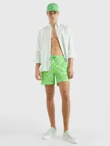 Short de baño verde con estampado del monograma TH en diferentes tonos de verde.