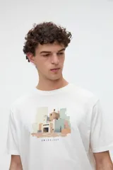 Remera blanca de manga corta con estampa frontal de una ilustración arquitectónica abstracta y calce clásico.