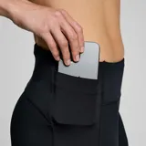 Calza corta de running Saucony Fortify color negro, de tiro medio y calce ajustado. Confeccionada en tejido entrelazado de poliéster reciclado y spandex. Cuenta con detalles reflectantes y bolsillos en los muslos.