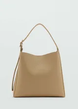 Bolso tipo hobo de tamaño mediano en color beige, con diseño minimalista, asa ajustable y cierre de botón magnético.