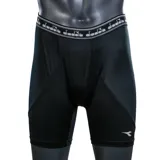 Calza corta deportiva negra para hombre, tipo bóxer o ciclista, con cintura elástica que lleva el logo de Diadora repetido en blanco y gris. Presenta paneles de tela con costuras ergonómicas y el logo de Diadora en la pierna derecha.