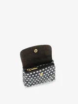 Cartera pequeña estilo sobre, color marrón con estampado de lunares blancos. Cierre frontal con broche a presión metálico dorado.