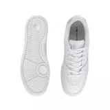 Championes Lacoste modelo L001 Set, de diseño urbano y minimalista en color blanco. Presentan una silueta clásica con el icónico logo del cocodrilo bordado en el lateral y detalle en tono gris claro en la parte trasera del talón.