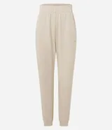 Pantalón jogger deportivo color bordó, con cintura elástica, bolsillos laterales y puños ajustados. Presenta recortes canelados en los laterales que aportan textura y diseño al modelo.