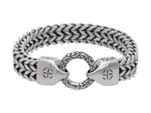 Pulsera de acero plateado con eslabones tipo espiga y cierre de gancho con diseño de cruz.