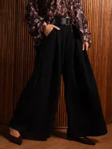 Pantalon tipo palazzo de corte amplio y tiro alto, con pinzas frontales, bolsillos laterales y cintura elástica.