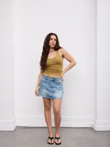 Minifalda de denim azul con efecto desgastado, tiro medio y diseño clásico de cinco bolsillos.