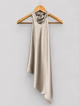 Top halter de satén color beige con cuello alto, diseño asimétrico y caída fluida.