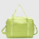 Bolso deportivo de diseño acolchado en color menta, con compartimento lateral independiente para calzado, cierre frontal y correas de mano con logo estampado. Incluye correa ajustable para el hombro.