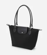 Bolso tipo shopper grande de poliéster color negro, con asas de hombro y solapa frontal con broche. Incluye correa transversal desmontable.