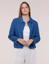 Chaqueta azul de algodón con diseño acolchado y bordado de flores, cuello redondo y cierre frontal con botones a presión metálicos. Incluye bolsillos delanteros y forro interno a tono.