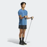 Remera de entrenamiento Adidas con tecnología AEROREADY para absorción de humedad. Presenta cuello redondo, ajuste ceñido, cortes en los dobladillos laterales y dobladillo trasero ligeramente más largo. Incluye el logo de la marca estampado en el centro del pecho.