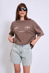 Bermuda de jean celeste claro, corte a la rodilla.