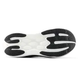 Championes New Balance modelo 1080 para mujer, color negro con detalles en gris claro y blanco. Presentan un diseño moderno con malla transpirable y una suela gruesa y curva de espuma blanca.