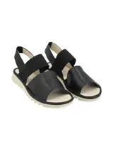 Sandalia Pasqualini modelo Malawi de color negro, con tiras anchas elásticas en el empeine y el talón, plantilla de cuero y suela dentada en tono beige.