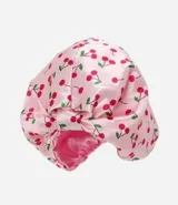 Gorro de satén antifrizz de la marca Alchemia, color rosado con estampado de cerezas rojas. Viene en una caja con diseño a juego.