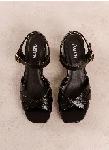 Sandalias de cuero dorado con tiras cruzadas en la parte delantera, tira ajustable con hebilla al tobillo, plataforma y taco ancho efecto madera.