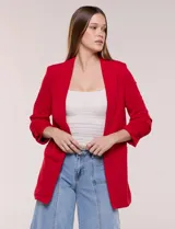 Blazer de crep color bordó de la marca BBJ, con cuello solapa, bolsillos delanteros y mangas tres cuartos con frunce.