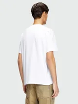 Remera blanca de manga corta con cuello redondo y un gran logo ovalado de Diesel en relieve en el pecho.