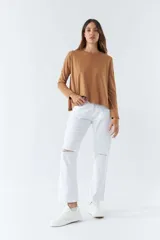 Pantalón de gabardina blanco de tiro medio, corte recto cropped, con cierre de cremallera y bolsillos.