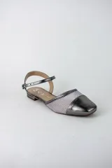 Sandalias planas color dorado, con puntera cerrada, diseño combinado con tela tipo red y tira ajustable al tobillo con hebilla.
