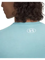 Remera Under Armour Sportstyle LC SS de manga corta y cuello redondo, color celeste, con pequeño logo de la marca estampado en el pecho.