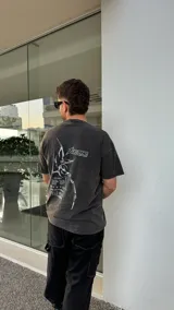 Remera negra nevada de algodón con estampa en la espalda con el logo de la marca Fear y un diseño abstracto. Corte oversize.