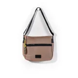 Bandolera marrón de símil cuero con detalles en negro y correa larga regulable.