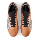 Championes de fútbol New Balance Tekela V4 Pro Low FG, color cobre con detalles en negro y gris.