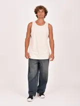 Musculosa negra de corte clásico, con cuello redondo y sisas amplias.