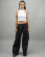 Pantalón cargo negro de gabardina, corte amplio, con múltiples bolsillos y tiras ajustables.