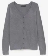 Cardigan de punto color mostaza con escote en V y cierre frontal de botones. Presenta mangas largas y diseño ajustado al cuerpo.