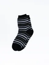 Par de medias de caña media con rayas horizontales en tonos negro, gris y blanco.