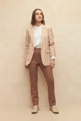 Pantalón de vestir color ladrillo, de corte recto, con elástico en la cintura trasera y bolsillos laterales.