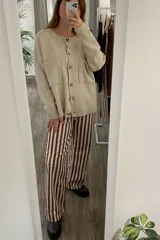 Pantalón de jean con estampado de rayas verticales marrones y blancas, de corte wide leg y tiro medio.