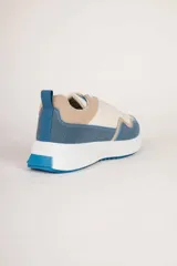 Championes deportivos Paddock modelo Gwayne para mujer, con combinación de colores blanco, tostado y azul jean. Suela chunky blanca con base dentada en tono azul y cordones al tono.