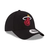 Gorro New Era 9FORTY negro con logo bordado del equipo de baloncesto Miami Heat en el frente.