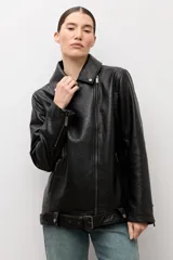 Chaqueta biker de eco cuero color negro, con solapas amplias, cierre cruzado asimétrico, bolsillos laterales con cierre y cinturón ajustable en el dobladillo.
