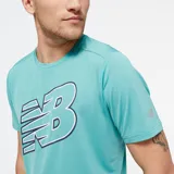 Remera deportiva New Balance, modelo Graphic Accelerate, color celeste con estampado gráfico del logo de la marca en el frente. Confeccionada en tejido técnico transpirable con diseño de cuello redondo y aberturas laterales en el ruedo.