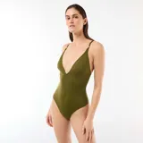 Malla enteriza color verde militar con escote en V pronunciado, detalle fruncido en el centro y tirantes finos con argollas metálicas doradas.