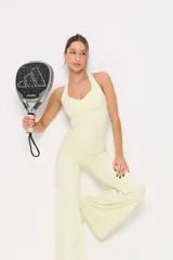 Conjunto deportivo de dos piezas en color amarillo limón, compuesto por un top de escote redondo con espalda estilo nadadora y un pantalón de corte acampanado con cintura alta.
