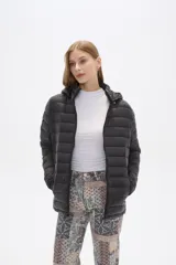 Campera negra de nylon con capucha y cierre frontal.
