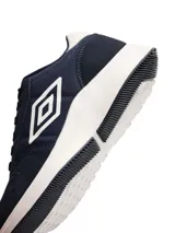 Championes urbanos Umbro modelo Volcan II, color azul marino con detalles en blanco. Presentan el logo de la marca en el lateral, cierre con cordones y suela de goma blanca.