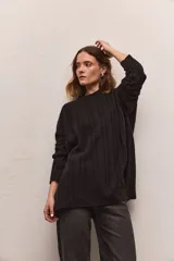 Buzo tejido de algodón color azul, con diseño de ochos y cuello redondo.