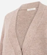 Cardigan de punto color beige con escote en V, cierre frontal con botones grandes y mangas largas con puños acanalados. Presenta un corte recto y estructurado.