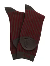Calcetines de caña media con diseño de rayas verticales en color bordó y gris, con el logo de la marca bordado en la parte superior.